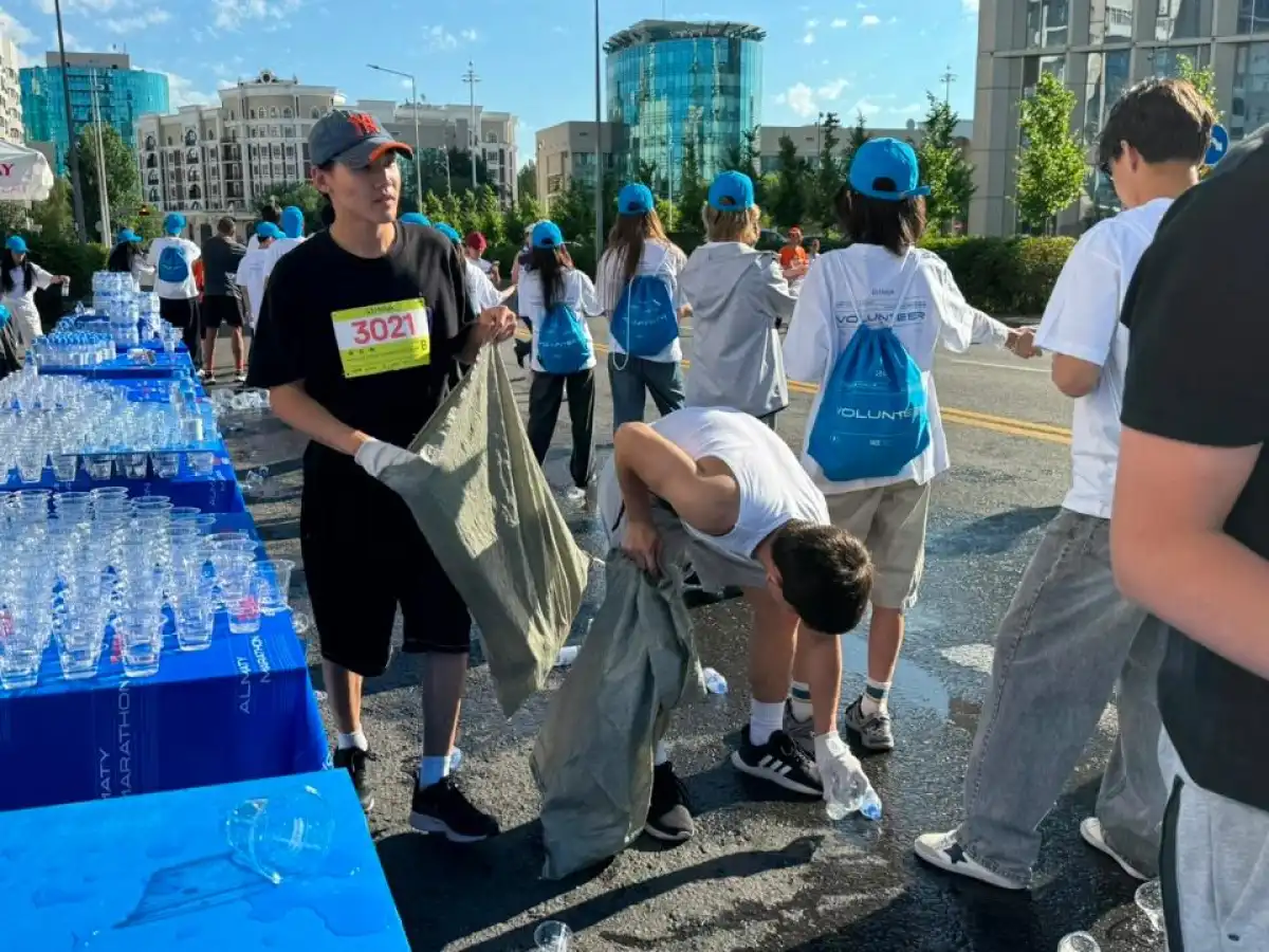 Участники Astana Half Marathon провели плоггинг в поддержку «Таза Қазақстан»