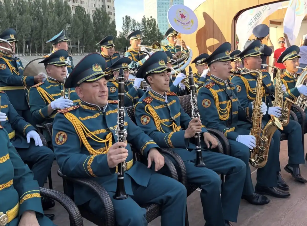 В Астане по реке Есиль прошел теплоход с оркестром в рамках антинаркотической акции