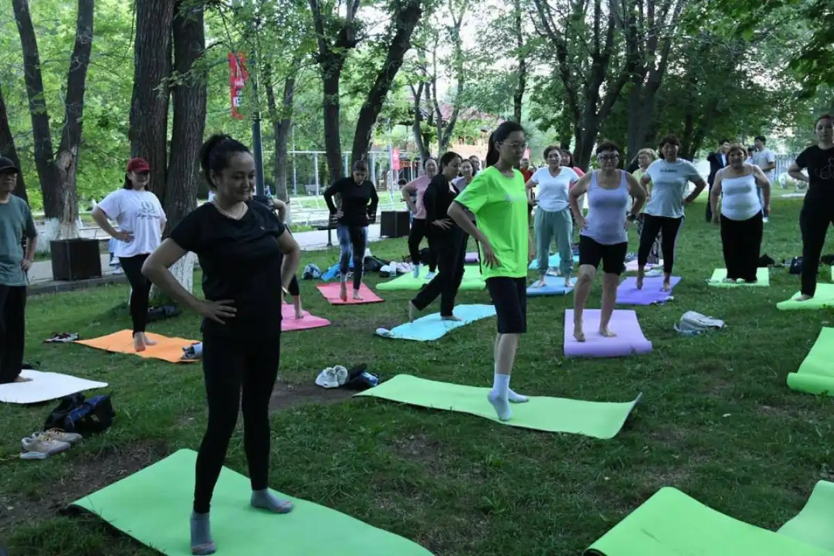 Бесплатная йога для астанчан: занятия под открытым небом в Центральном парке будут проходить все лето