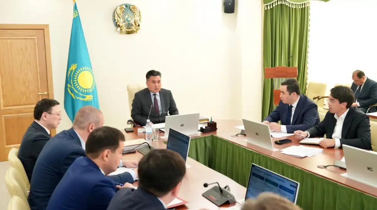 Минтруда усилит контроль за защитой прав казахстанцев за рубежом и рынком труда