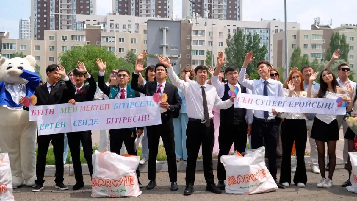 Выпускники столичной школы вместо традиционного банкета организовали благотворительную акцию