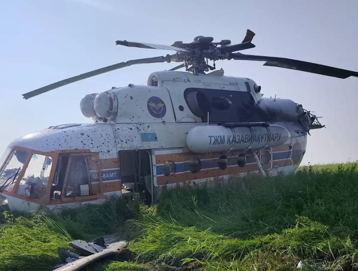 Вертолет МЧС вынужденно сел в поле в Павлодарской области
