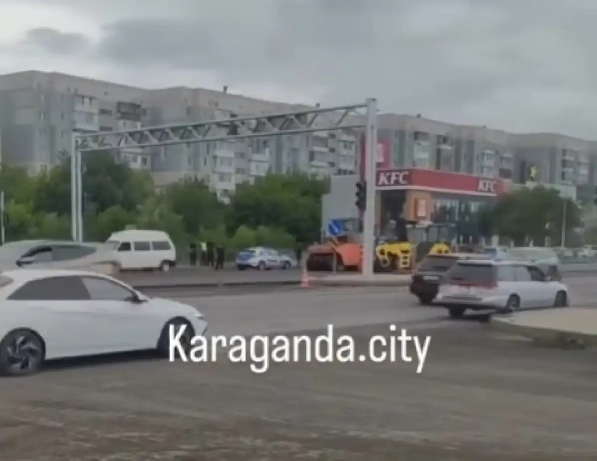 Водитель дорожного катка насмерть задавил коллегу в Караганде