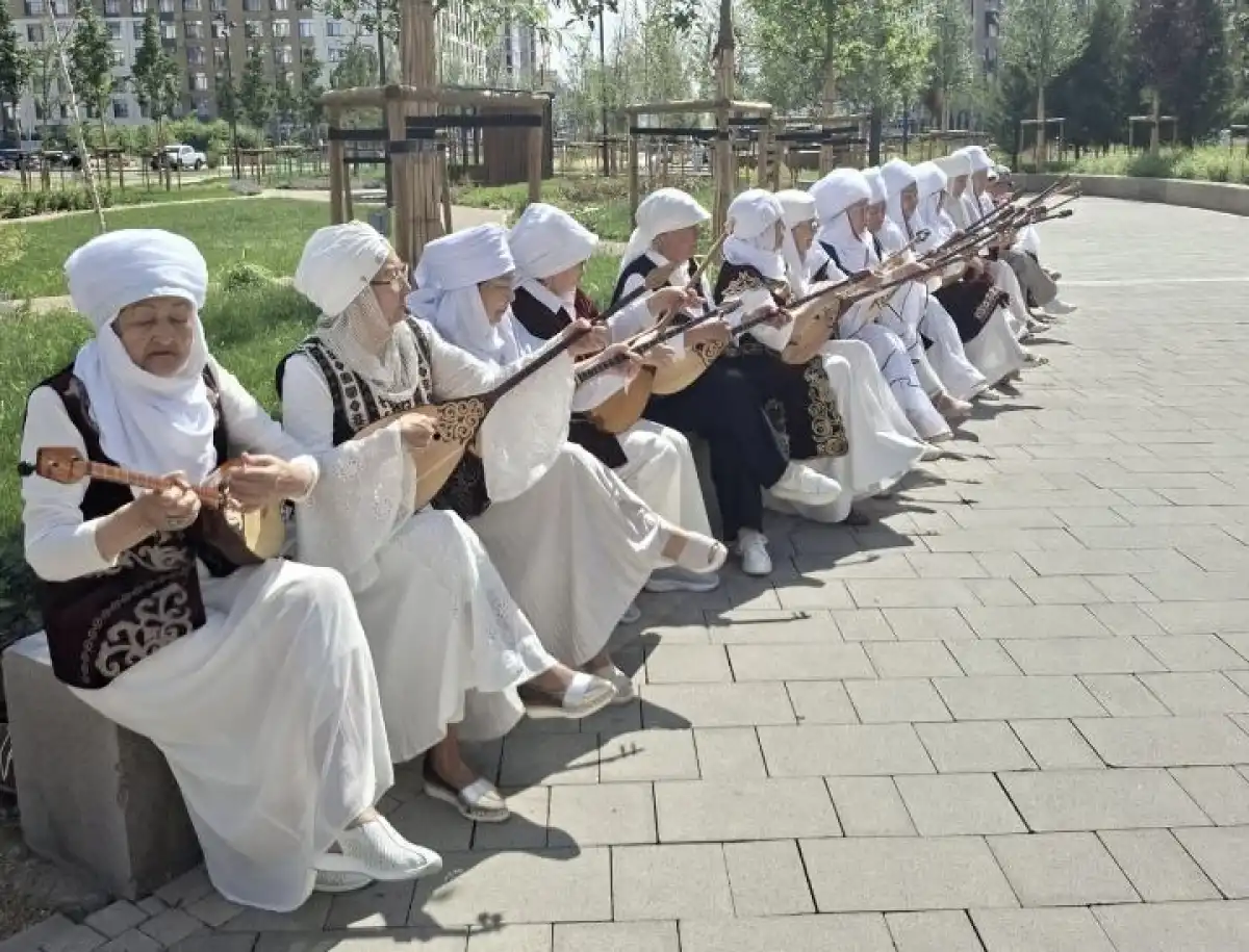 В Астане прошёл праздничный флешмоб, посвящённый Национальному дню домбры