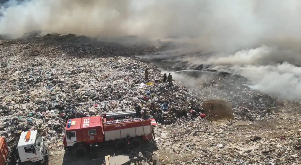 Пожар на мусорном полигоне тушат в Астане