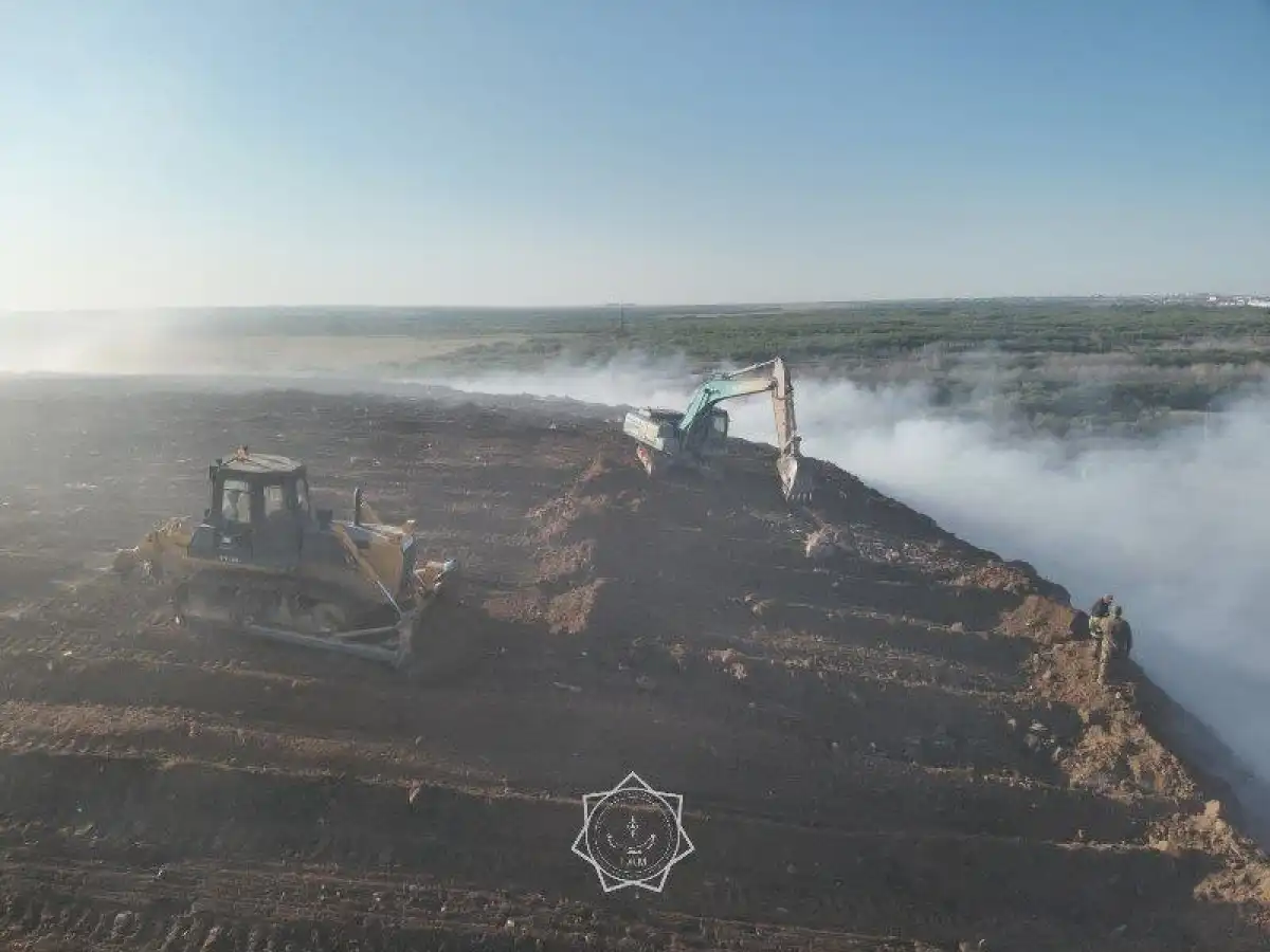 Более 120 человек тушат пожар на мусорном полигоне в Астане