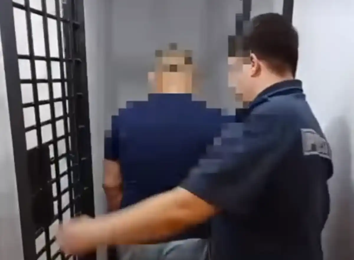 Астанчанин разбил стекло автобуса из-за пропущенной остановки