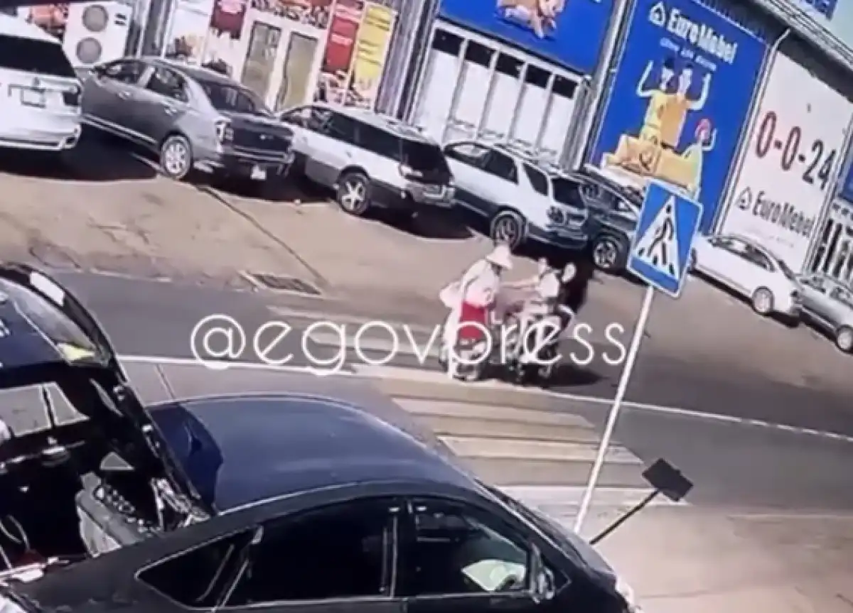 Мопедист, сбежавший от сбитой им женщины, возмутил Казнет (ВИДЕО)