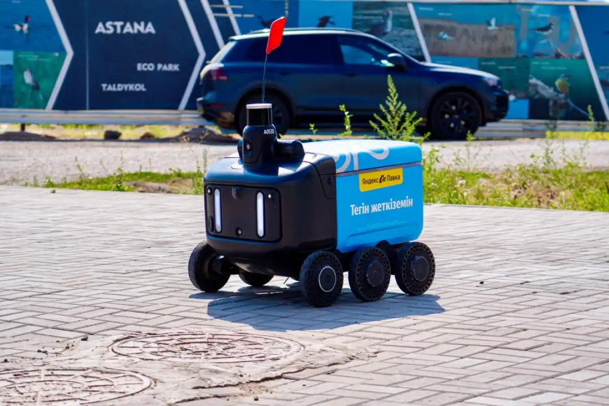 Роботы-курьеры начали доставлять заказы жителям Астаны. Как это работает