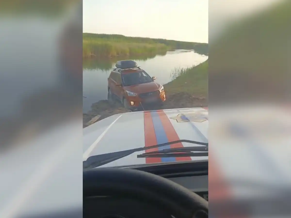 Автомобиль застрял в песке у озера Балхаш