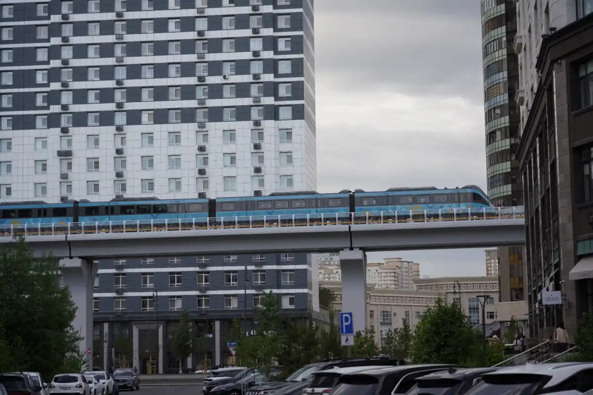 Более 100 забытых вещей вернули пассажирам LRT в Астане