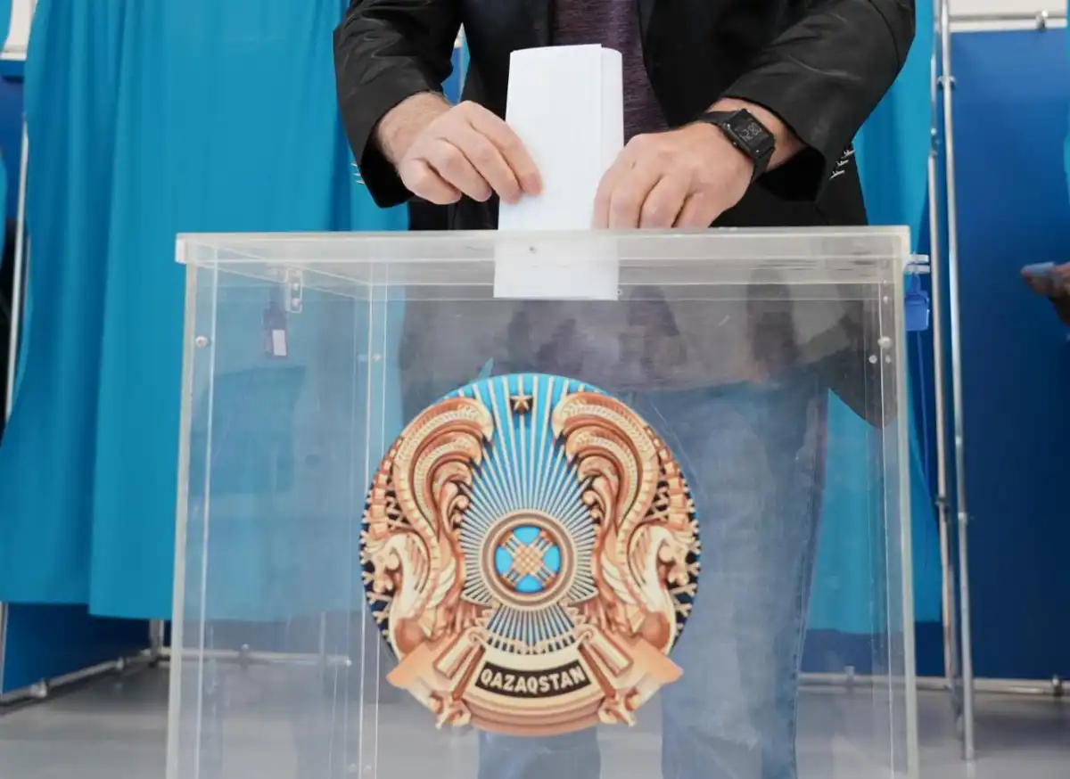 Казахстанцам начали выдавать открепительные удостоверения для голосования на выборах в Курултай