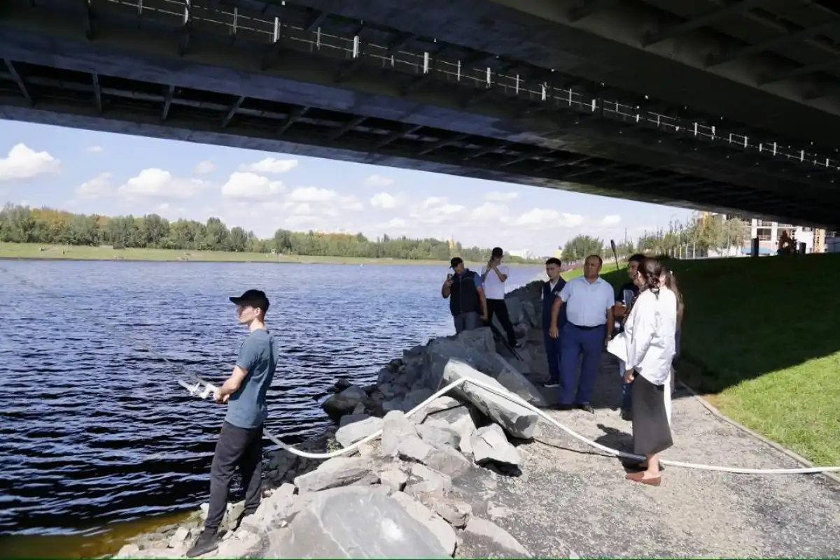 Как очищают реку Есиль от водорослей, тины и мусора в Астане
