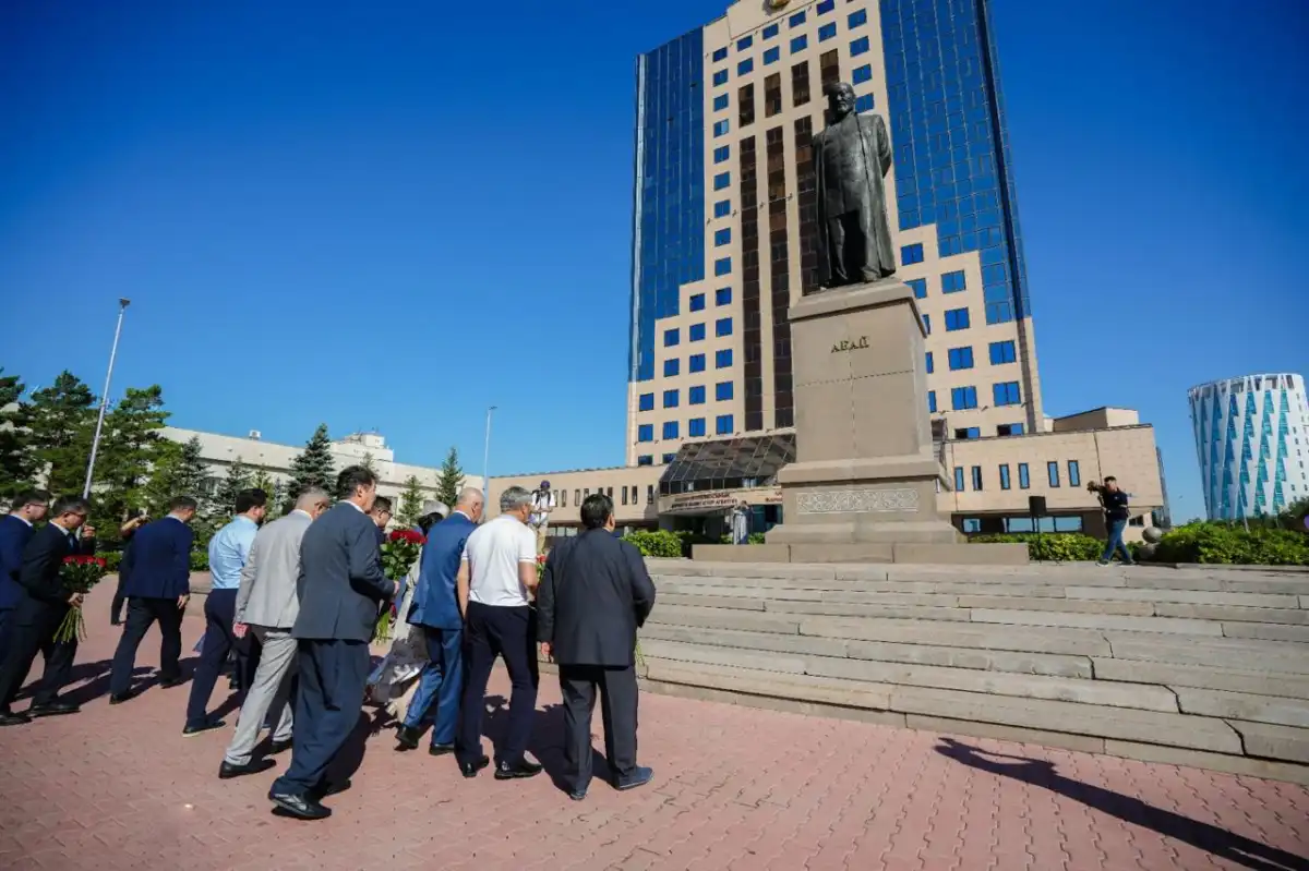В Астане почтили память великого Абая Кунанбайулы