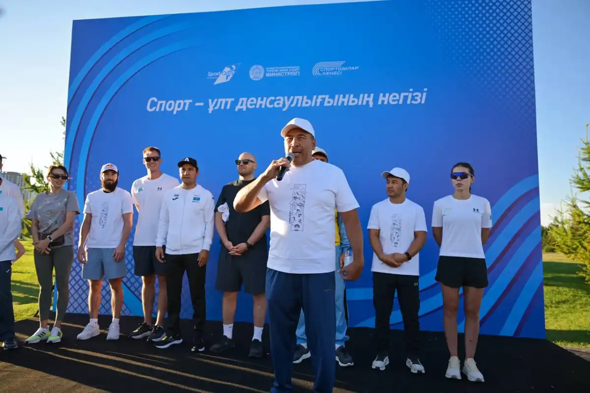 В Астане сотни горожан прошли «10 000 шагов» вместе с олимпийскими чемпионами