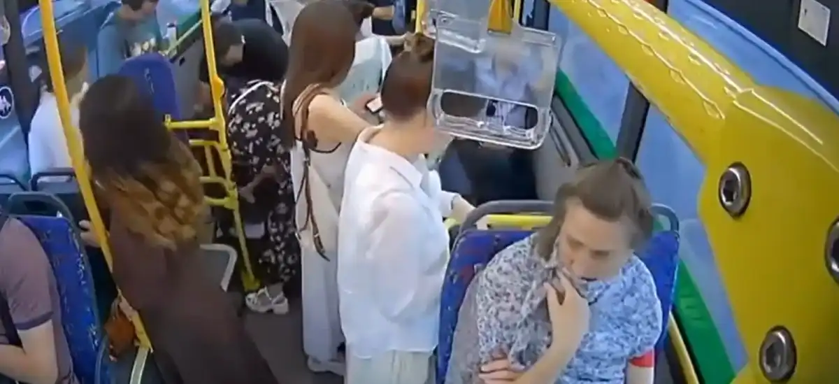 Сотрудник СОБР спас задыхавшегося ребенка в автобусе Астаны