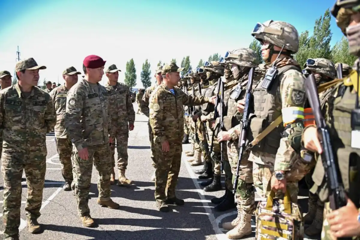 Начальник Генштаба ВС РК проверил боеготовность войсковой части под Астаной