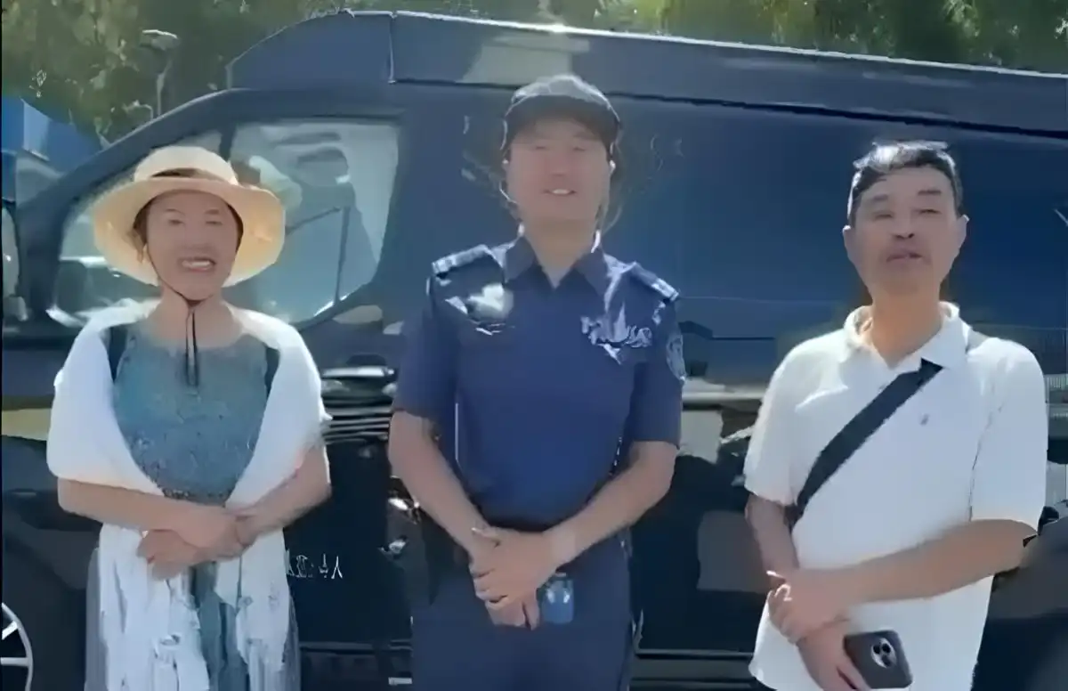 Сотрудник туристической полиции в Астане помог туристам из Китая на их родном языке