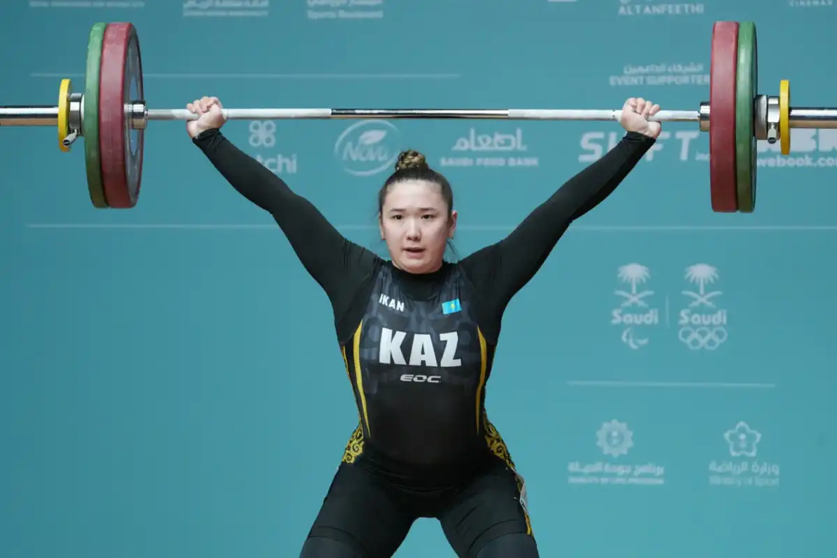 Аянат Жумагали завоевала золотую медаль на чемпионате Азии среди юниоров по тяжелой атлетике