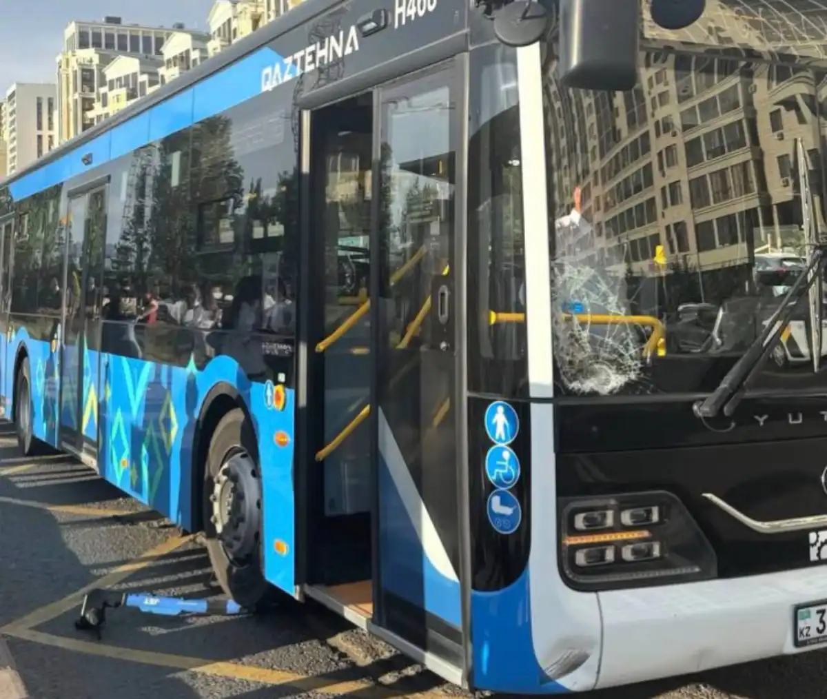 В Астане подросток на электросамокате попал под автобус, выехав на ему встречу