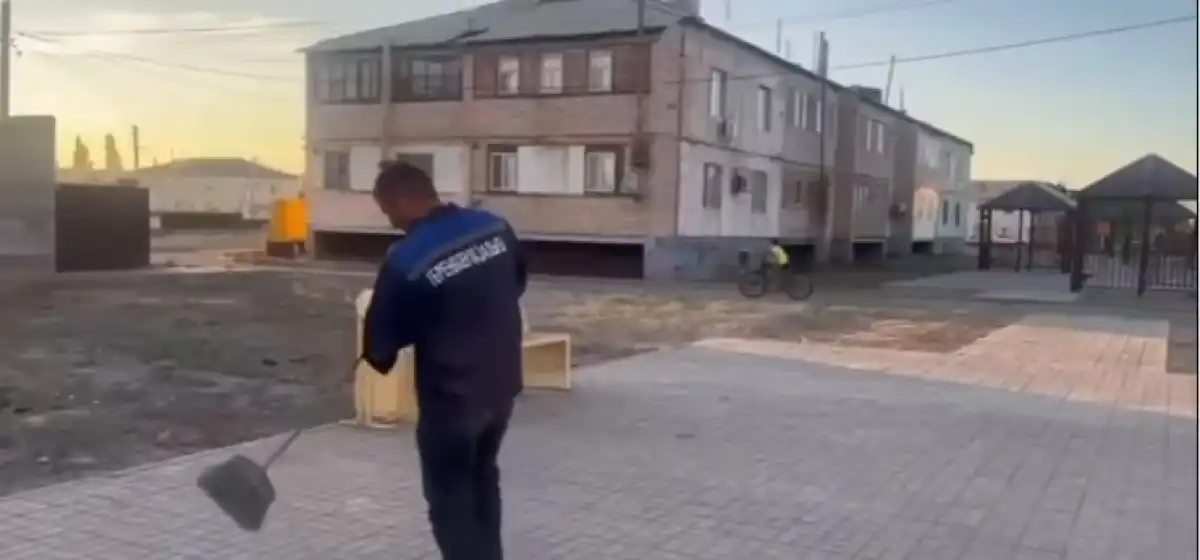 За мат в прямом эфире TikTok жителя Кызылординской области отправили подметать улицы