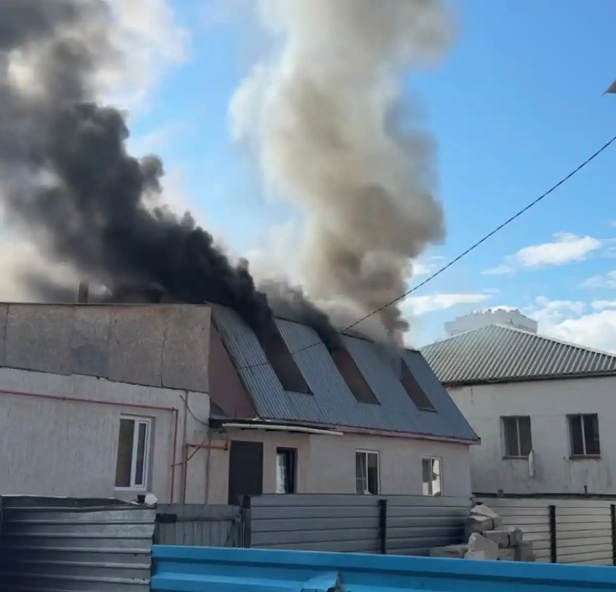 Двухэтажный дом загорелся на проспекте Тауелсиздик в Астане