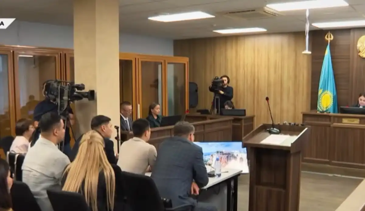 Казахстанцы следят за ходом судебного процесса в прямом эфире.