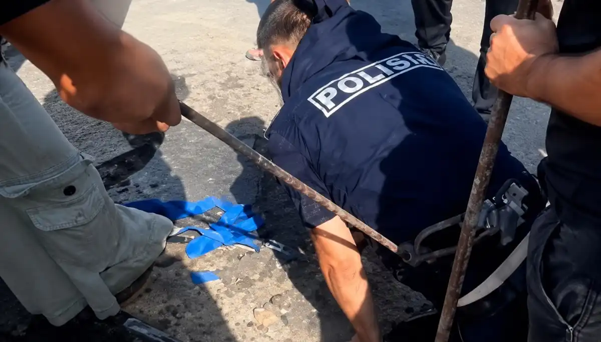 Потеряли сознание во время чистки труб: полицейский спас двоих рабочих в ВКО