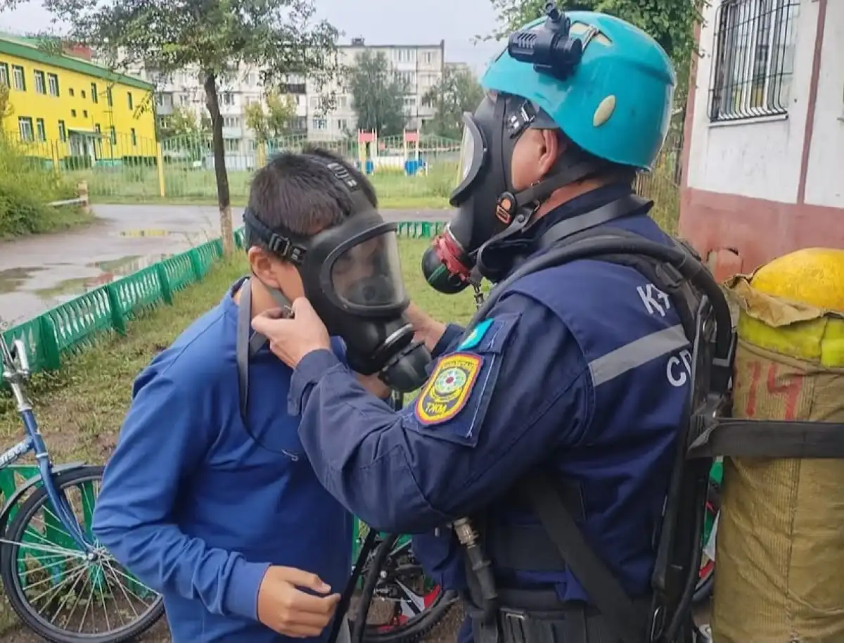 В Экибастузе подростка эвакуировали из квартиры после разлива бытовой химии