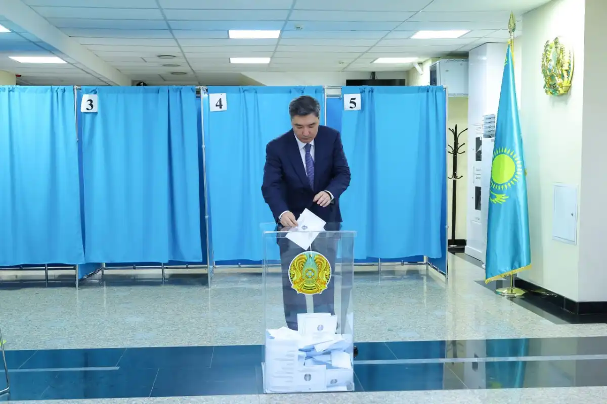 Олжас Бектенов проголосовал на выборах в Курултай