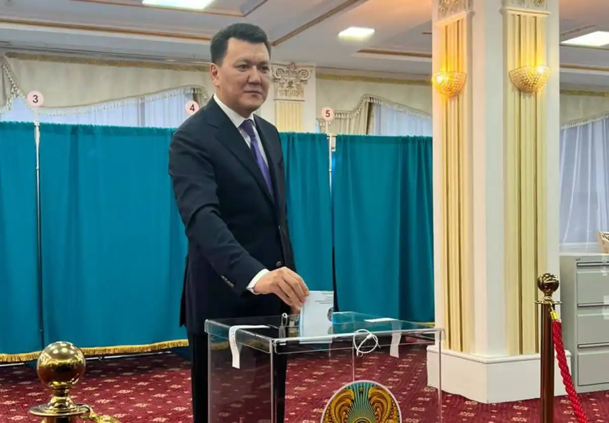 Ерлан Карин проголосовал на выборах депутатов Курултая