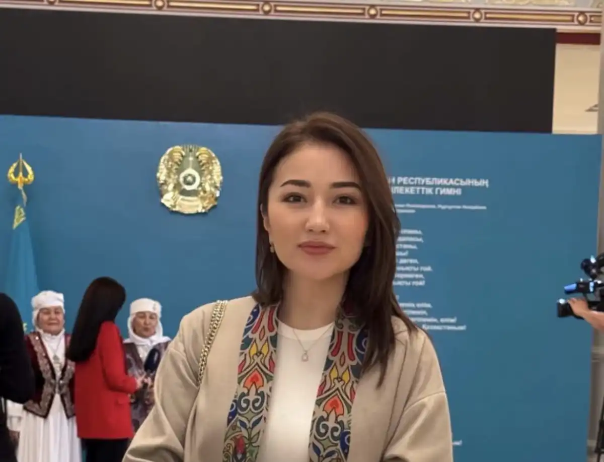 В национальном стиле и с бюллетенем: Мақпал Мыса показала кадры с голосования в Астане