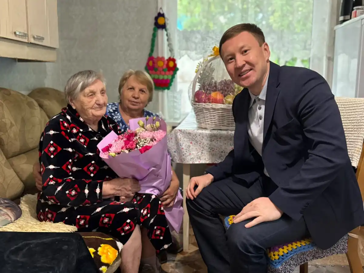 104-летняя жительница Астаны проголосовала на дому