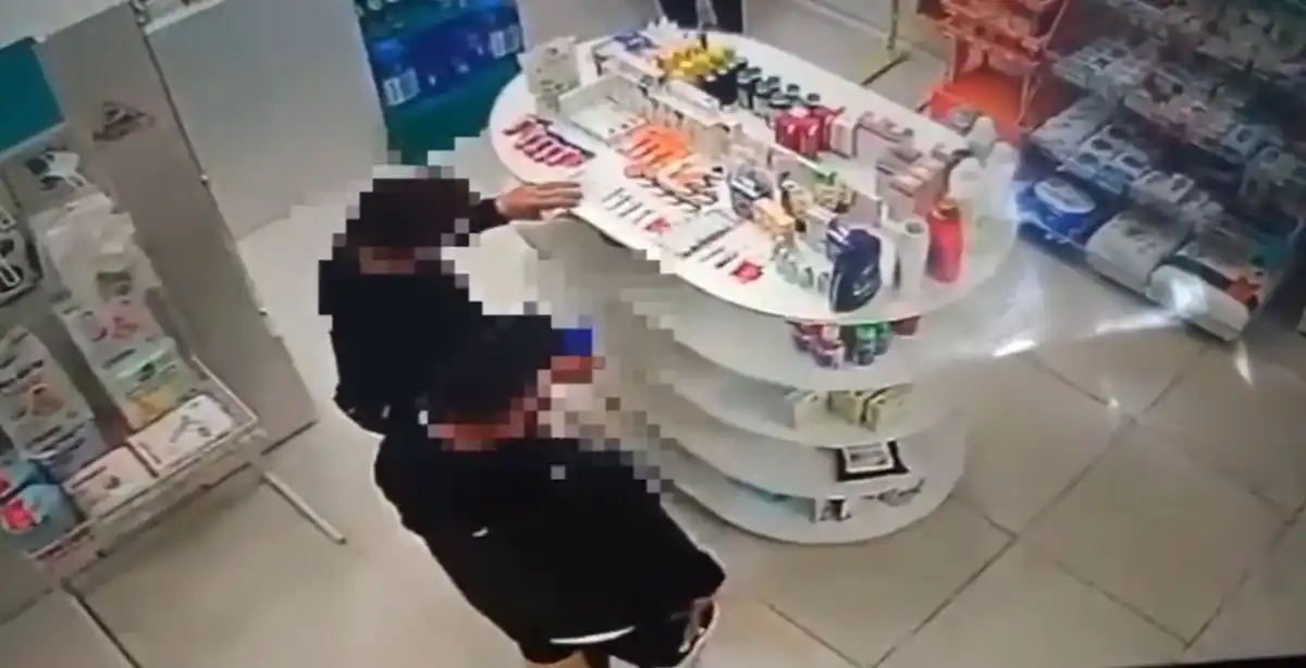 Попали на камеры: в Астане задержали двух молодых серийных воров - ВИДЕО