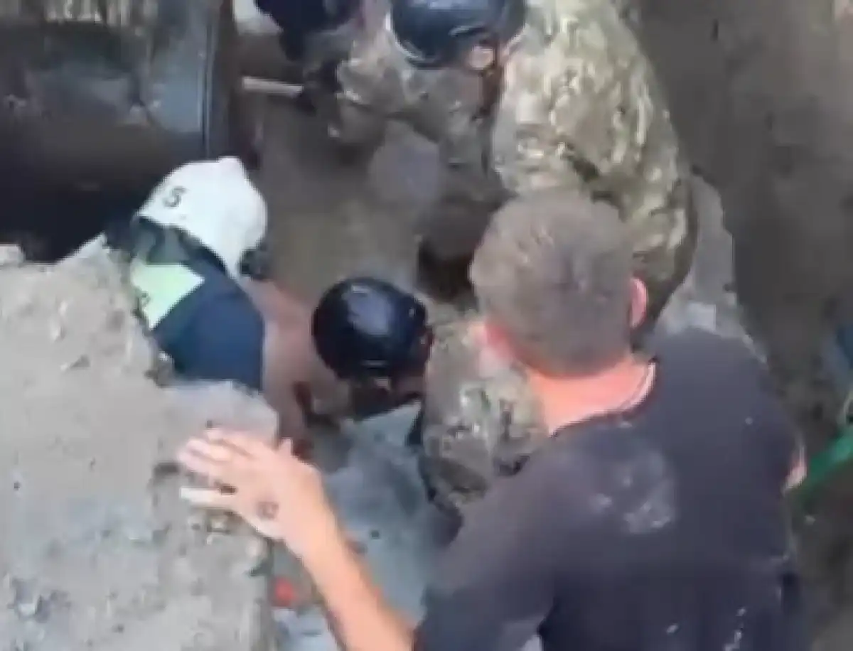 Придавило грунтом с водой: рабочего спасли из траншеи в Караганде - ВИДЕО