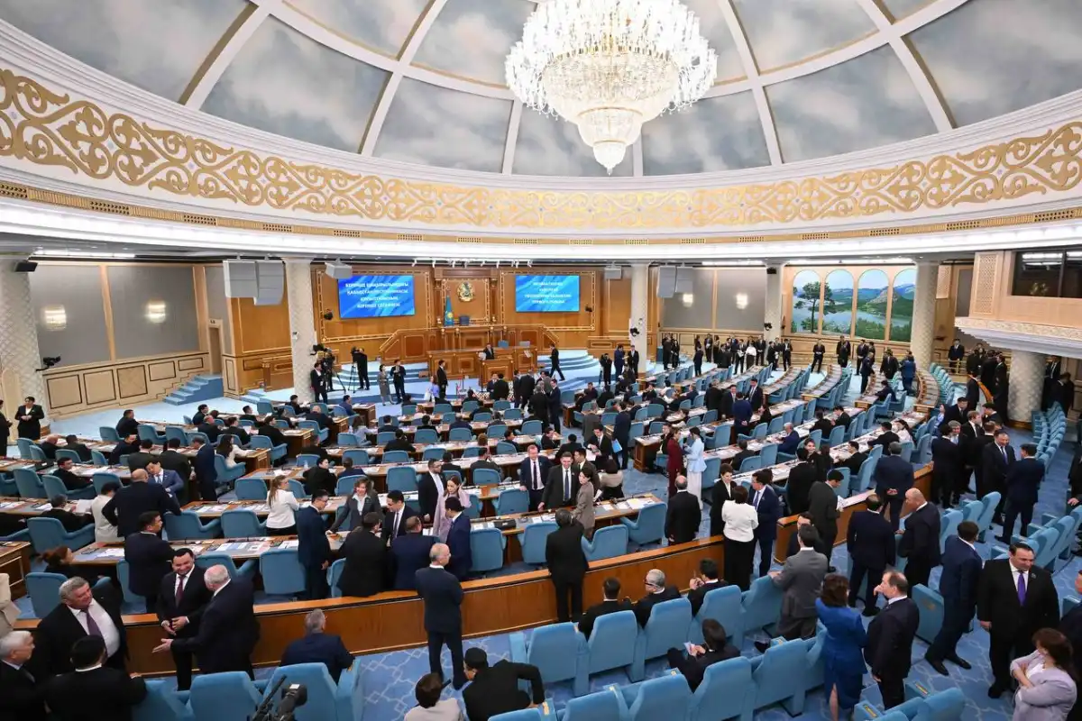 Депутатов Нурлана Бекназарова, Данию Еспаеву и Динару Закиеву избрали вице-спикерами Курултая