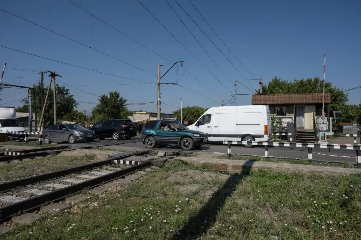 Автомобиль застрял на пути у поезда на участке Караганда – Астана