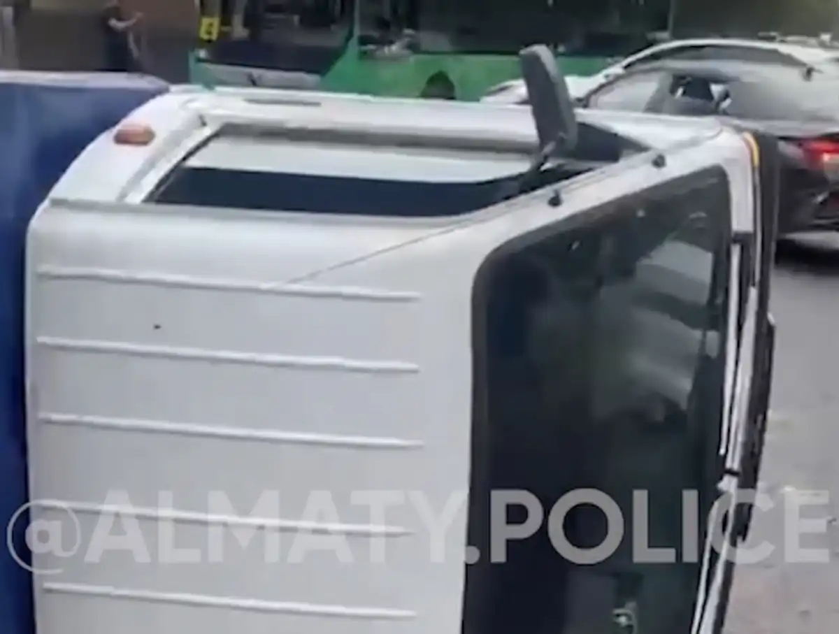 ДТП с опрокидыванием автомобиля произошло в Алматы