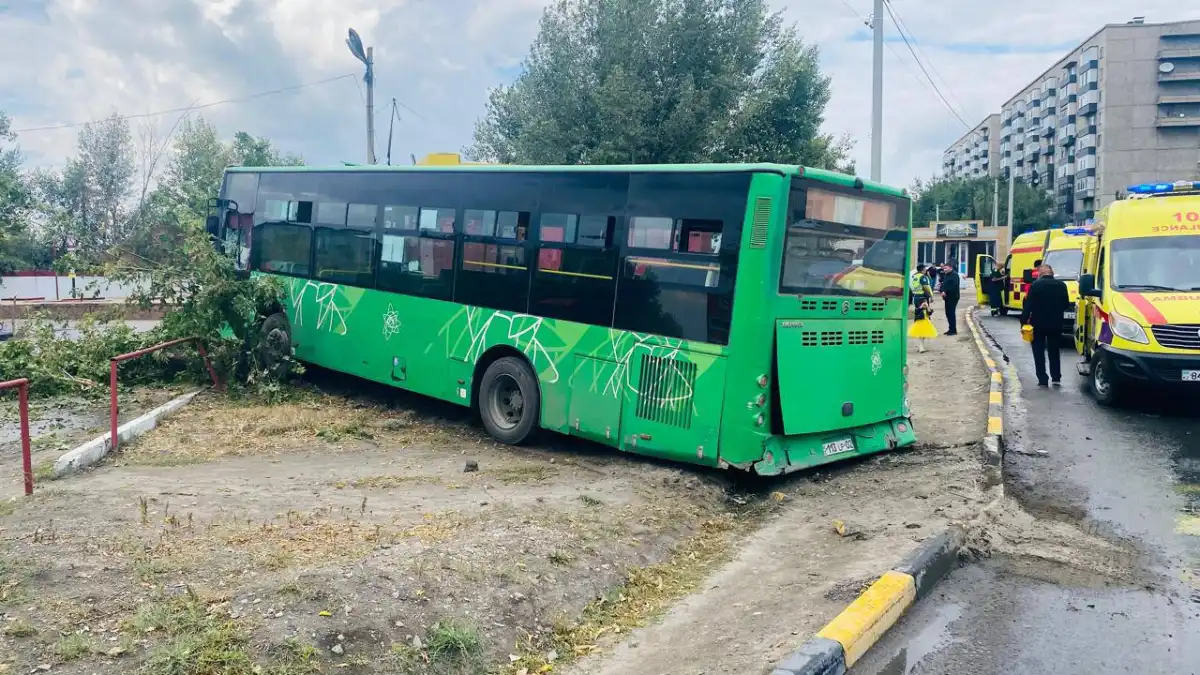 Маршрутный автобус врезался в автомобиль в области Абай: есть пострадавшие