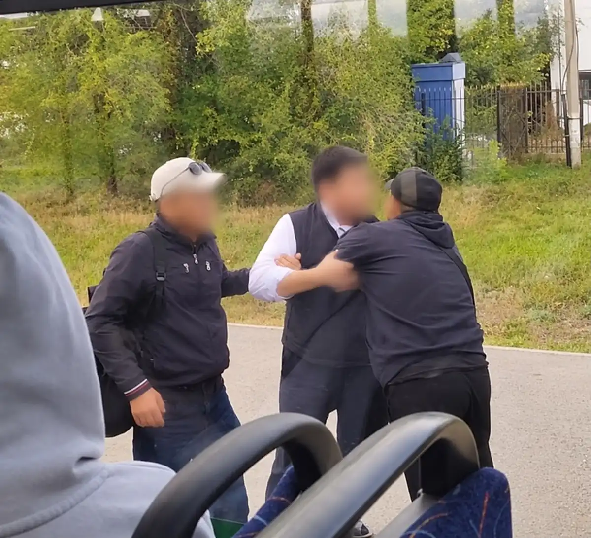 Выгнал всех пассажиров и уехал: агрессивного водителя автобуса задержали в Астане