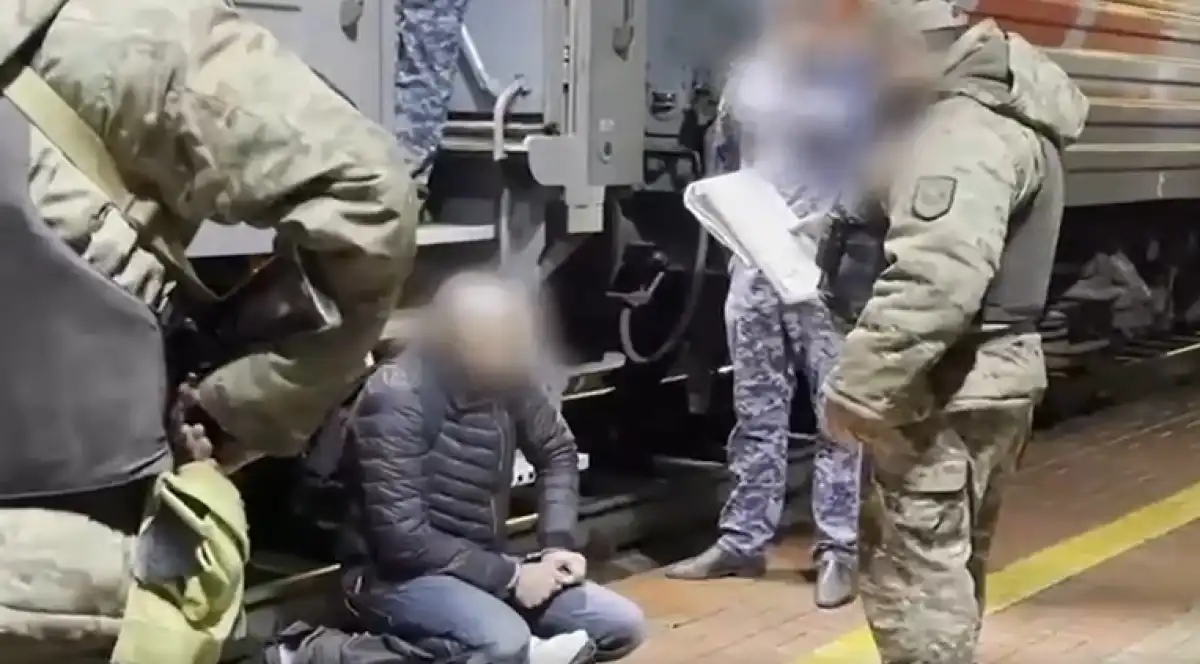 Участника наркосиндиката экстрадировали из России в Казахстан - ВИДЕО