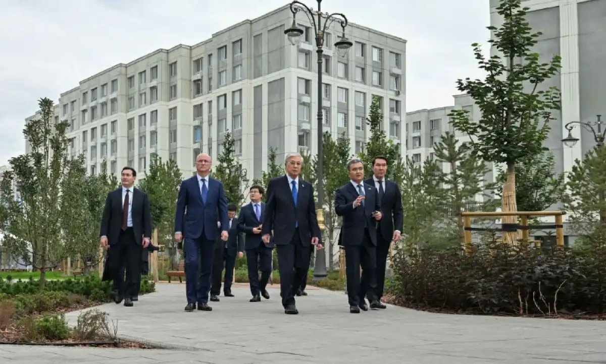 Токаев ознакомился с благоустройством аллеи «Мыңжылдық» и парка GreenLine