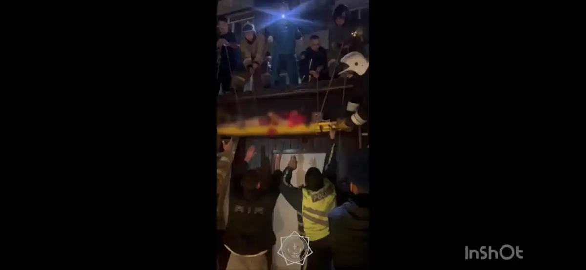 Женщина выжила после падения с 5 этажа на крышу кафе в Рудном - ВИДЕО