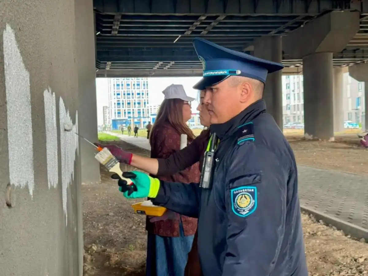 В Астане удалили незаконные граффити возле вокзала «Нұрлы жол»