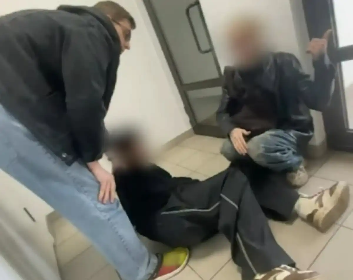 Журналисты спасли двух человек от падения с 10-го этажа в Алматы