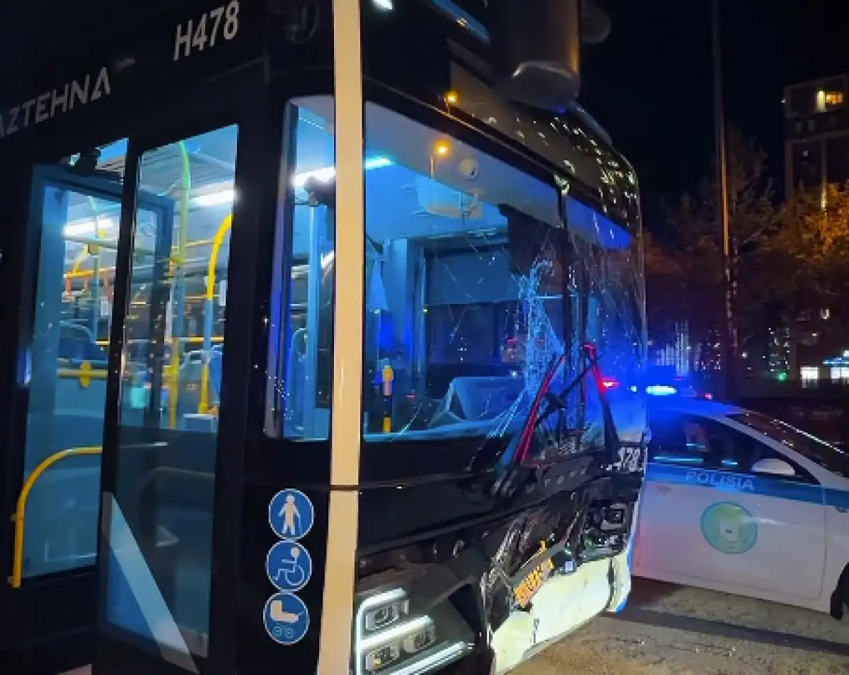 В Астане Zeekr столкнулся с встречным автобусом: есть пострадавшие