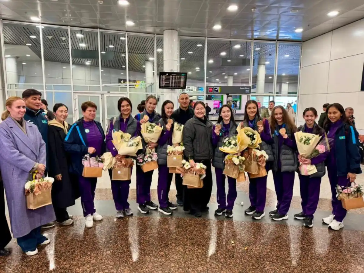 Столичных гимнасток торжественно встретили в аэропорту после «бронзы» Азиады