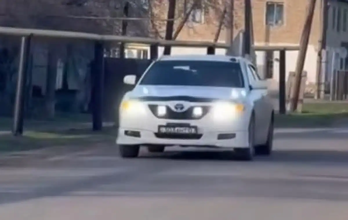 Водителя Toyota Camry оштрафовали в ЗКО за нестандартные световые приборы