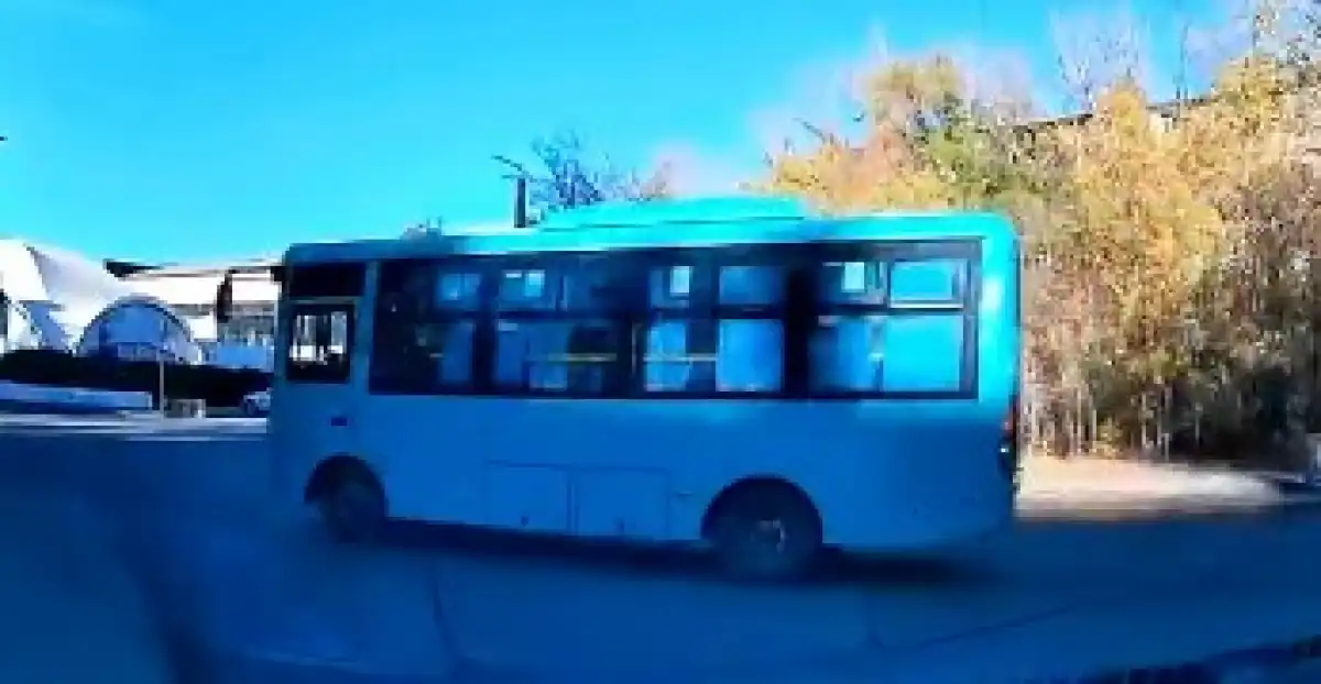 Пьяный водитель сел за руль автобуса Караганде - ВИДЕО