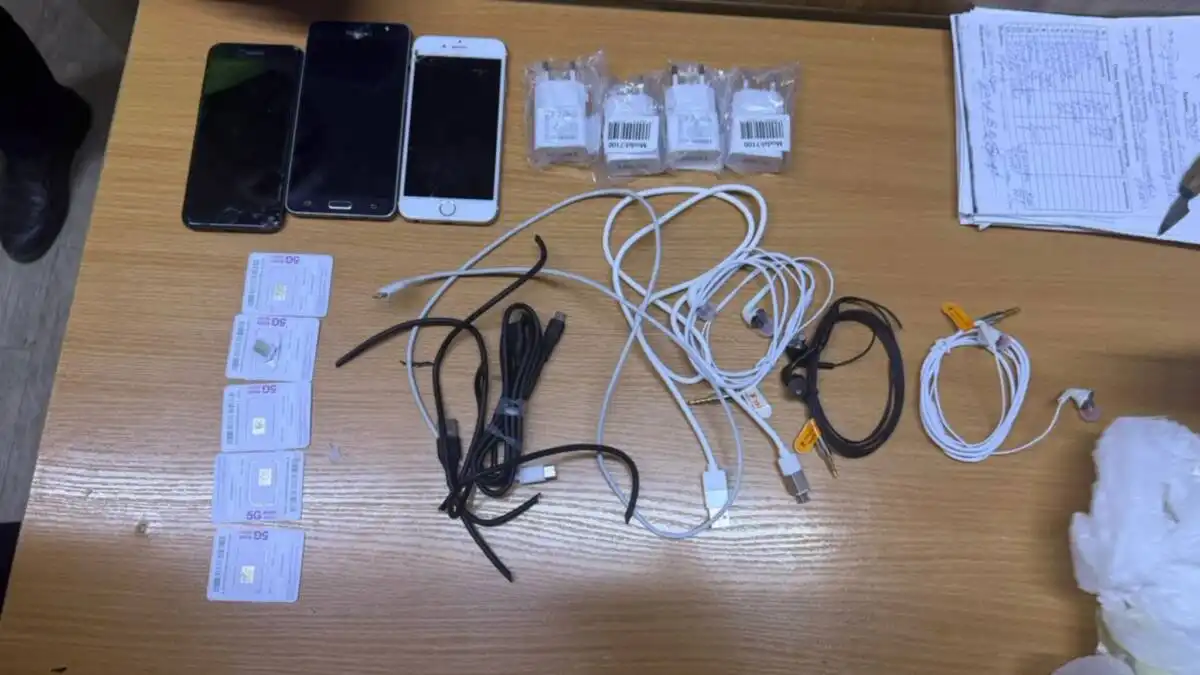 Партию телефонов и SIM-карт пытались перебросить в колонию в Алматинской области